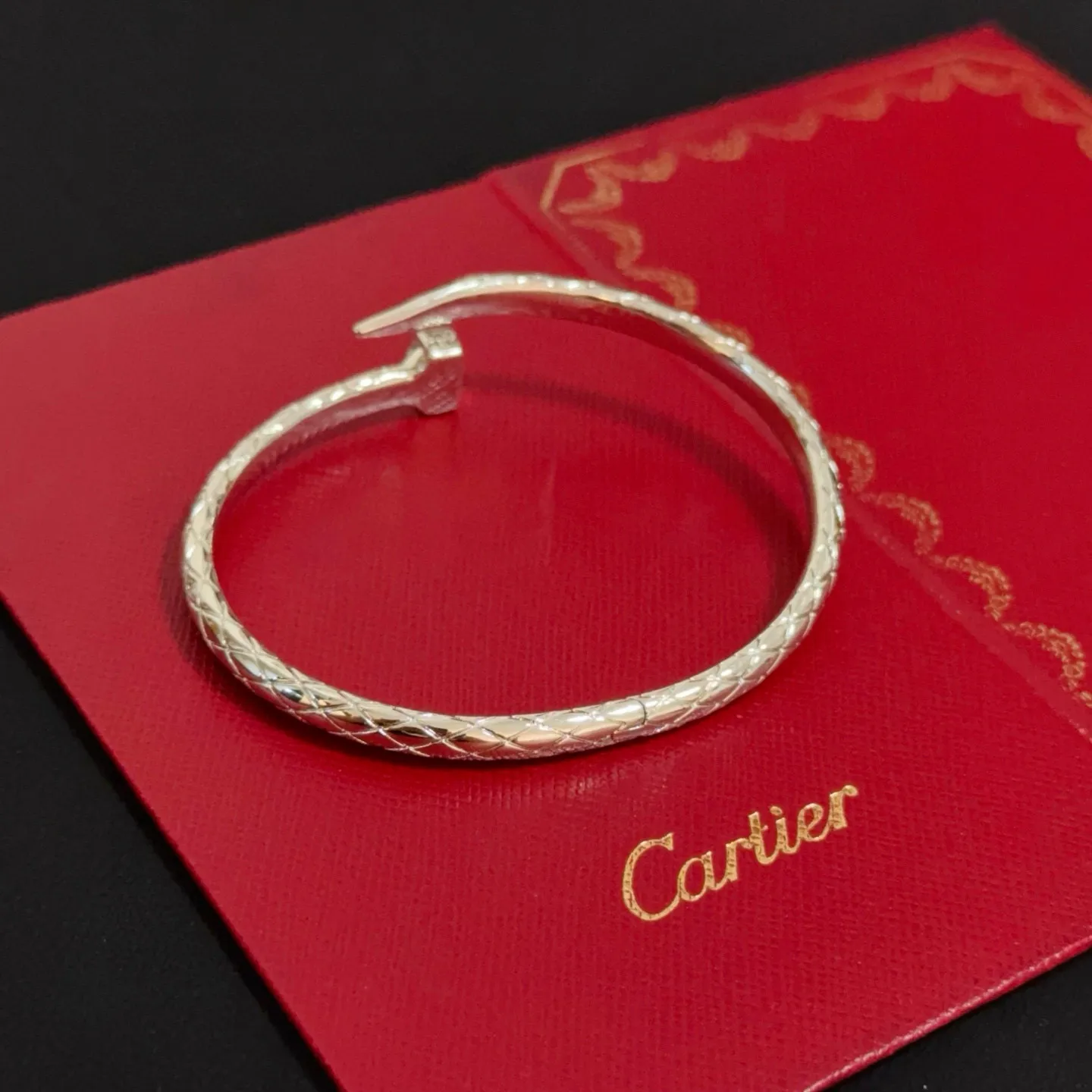 P115 卡地亚镶钻钉子手镯 高端定制版本 镶嵌钻工艺 V金材质 经典而时尚风格 用凌厉线条重构爱情美学!打破常规,镶嵌钻设计反而成就高级感天花板——无需浮华堆砌,爱本应纯粹如初 卡地亚受众多明星网红的爱戴 豹子系列手镯 绝对是永恒经典 而且男女不限 年龄不限 !戴上它你就是焦点!