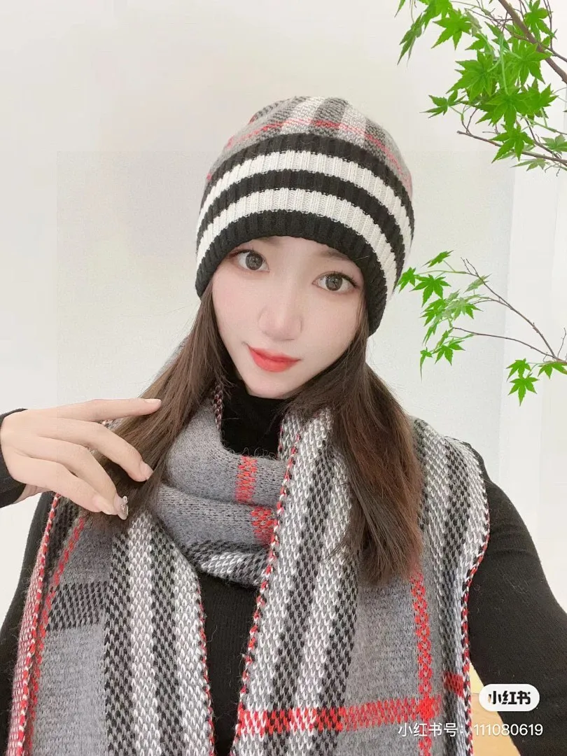 巴宝莉 BURBERRY小红书爆款，官网新品经典套装帽子！帽子➕围巾！手感一级棒！暖暖哒超级舒服～这个冬天你就差这么一套装帽子啦～又保暖又时尚！欢迎选择!!