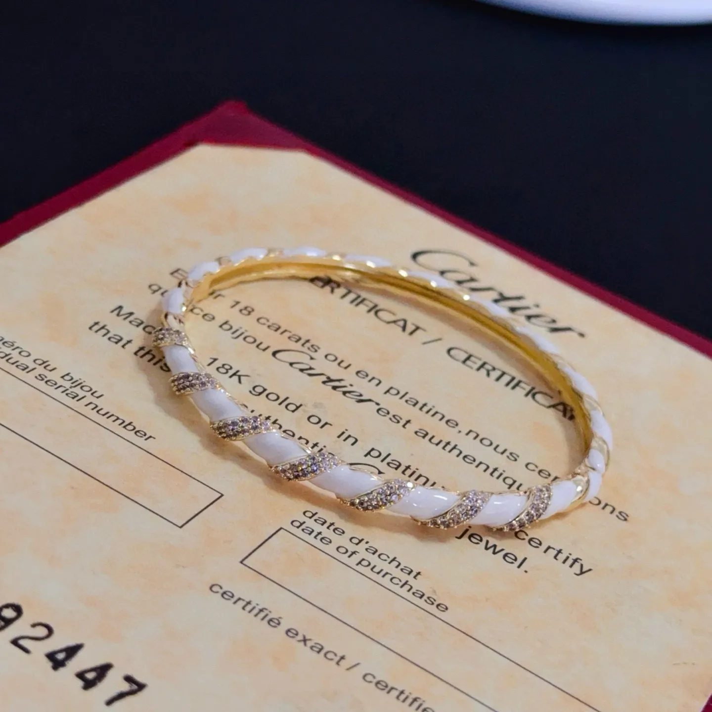 P115 卡地亚镶钻手镯 高端定制版本 镶嵌钻工艺 V金材质 经典而时尚风格 用凌厉线条重构爱情美学!打破常规,镶嵌钻设计反而成就高级感天花板——无需浮华堆砌,爱本应纯粹如初 卡地亚受众多明星网红的爱戴 豹子系列手镯 绝对是永恒经典 而且男女不限 年龄不限 !戴上它你就是焦点!