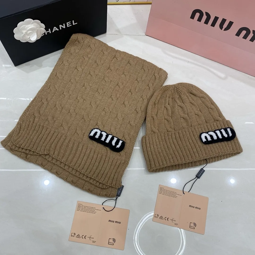 MiuMiu 羊绒套装:围巾🧣/羊绒针织帽