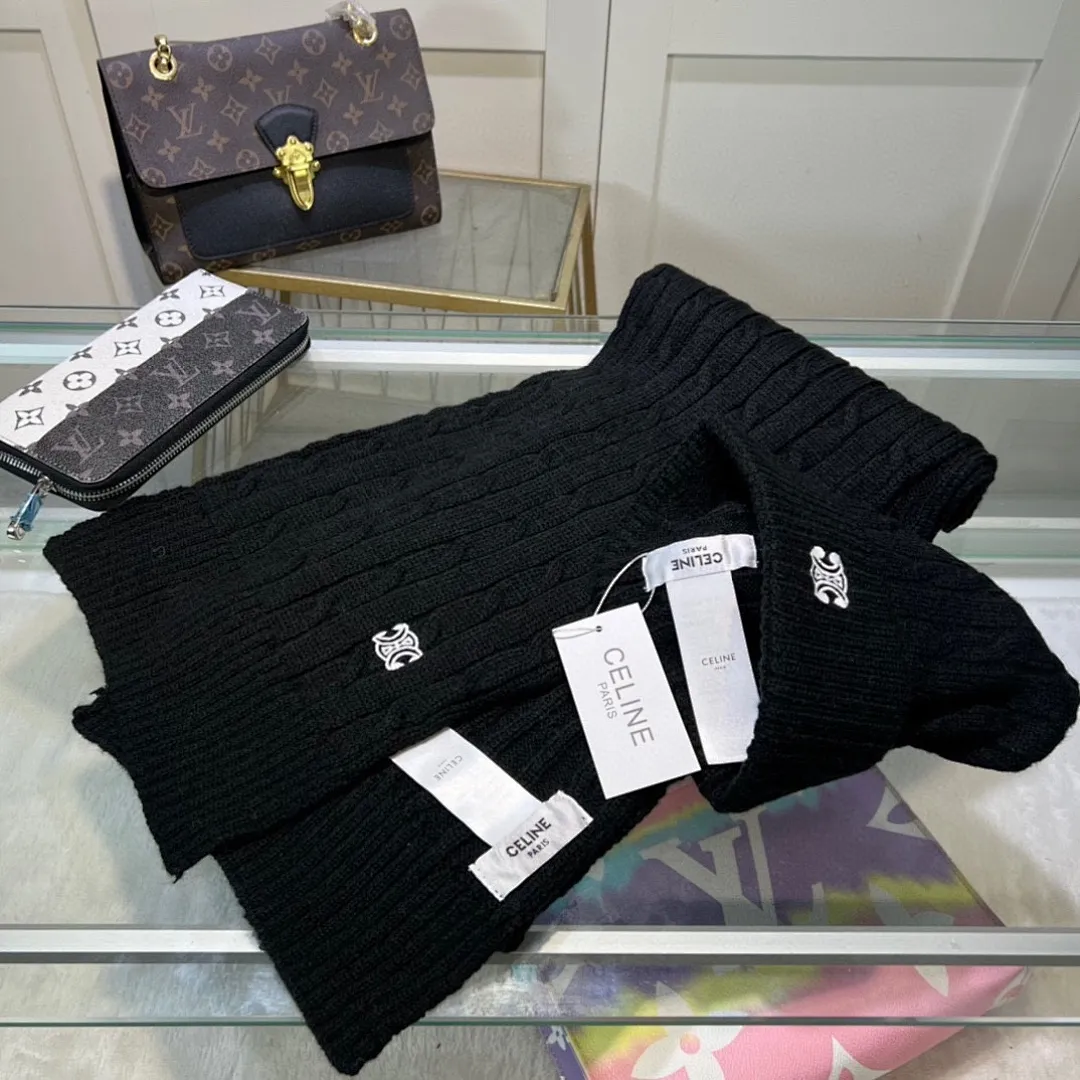 赛琳CELINE 小红书爆款,官网新品经典套装帽子!帽子➕围巾!手感一级棒!暖暖哒超级舒服~这个冬天你就差这么一套装帽子啦~又保暖又时尚!欢迎选择!!