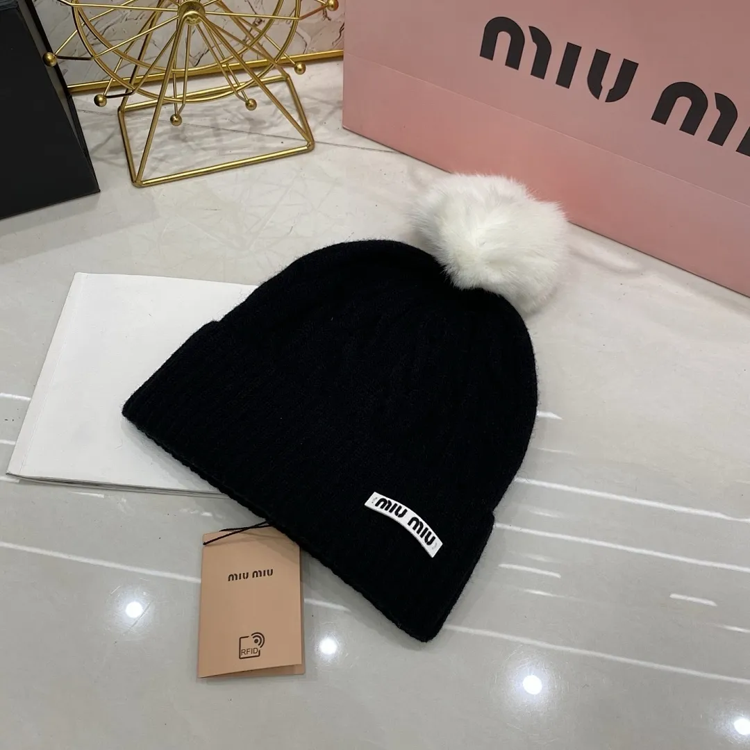 MIU MIU 羊绒针织帽 搭配狐狸毛球高级感升级+++🖤
