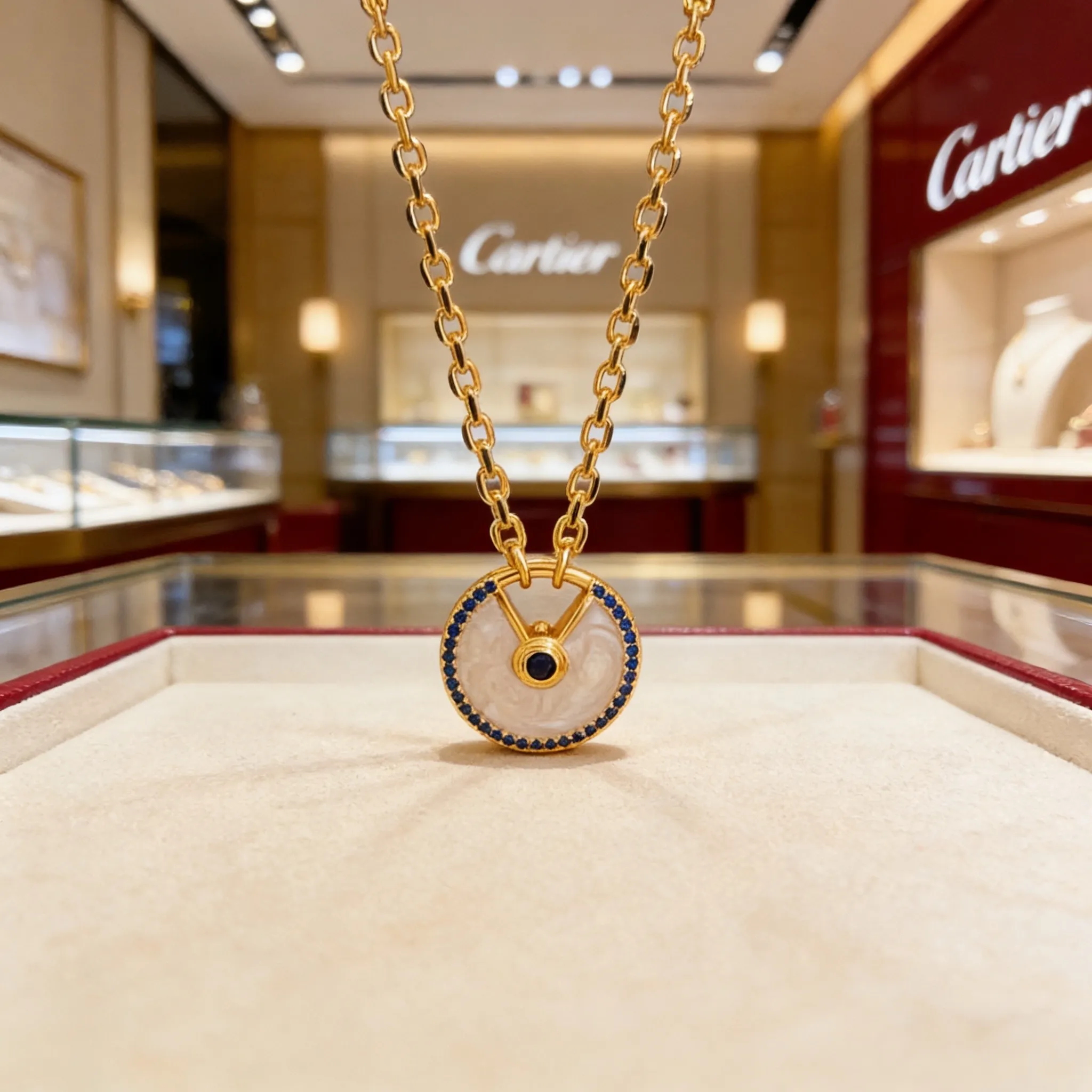 P105 卡地亚镶钻项链 高端定制版本 镶嵌钻工艺 V金材质 经典而时尚风格 用凌厉线条重构爱情美学!打破常规,镶嵌钻设计反而成就高级感天花板——无需浮华堆砌,爱本应纯粹如初 卡地亚受众多明星网红的爱戴 豹子系列手镯 绝对是永恒经典 而且男女不限 年龄不限 !戴上它你就是焦点!