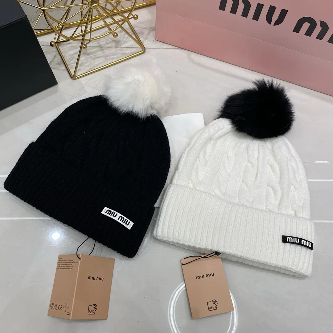 MIU MIU 羊绒针织帽 搭配狐狸毛球高级感升级+++🖤