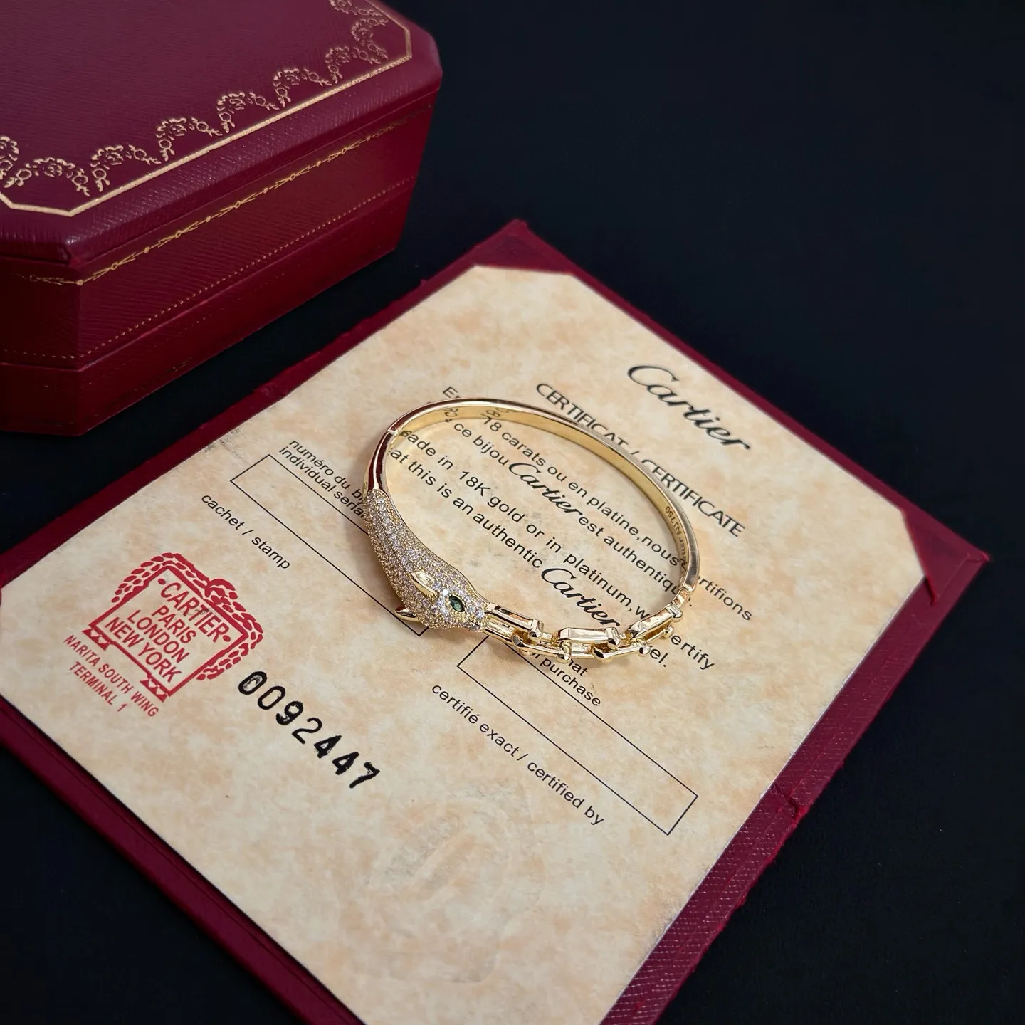 💰125 卡地亚镶钻手镯,高端定制版本 镶嵌钻工艺 V金材质 经典而时尚风格 用凌厉线条重构爱情美学!打破常规,镶嵌钻设计反而成就高级感天花板——无需浮华堆砌,爱本应纯粹如初 卡地亚受众多明星网红的爱戴 豹子系列手镯 绝对是永恒经典 而且男女不限 年龄不限 !戴上它你就是焦点!