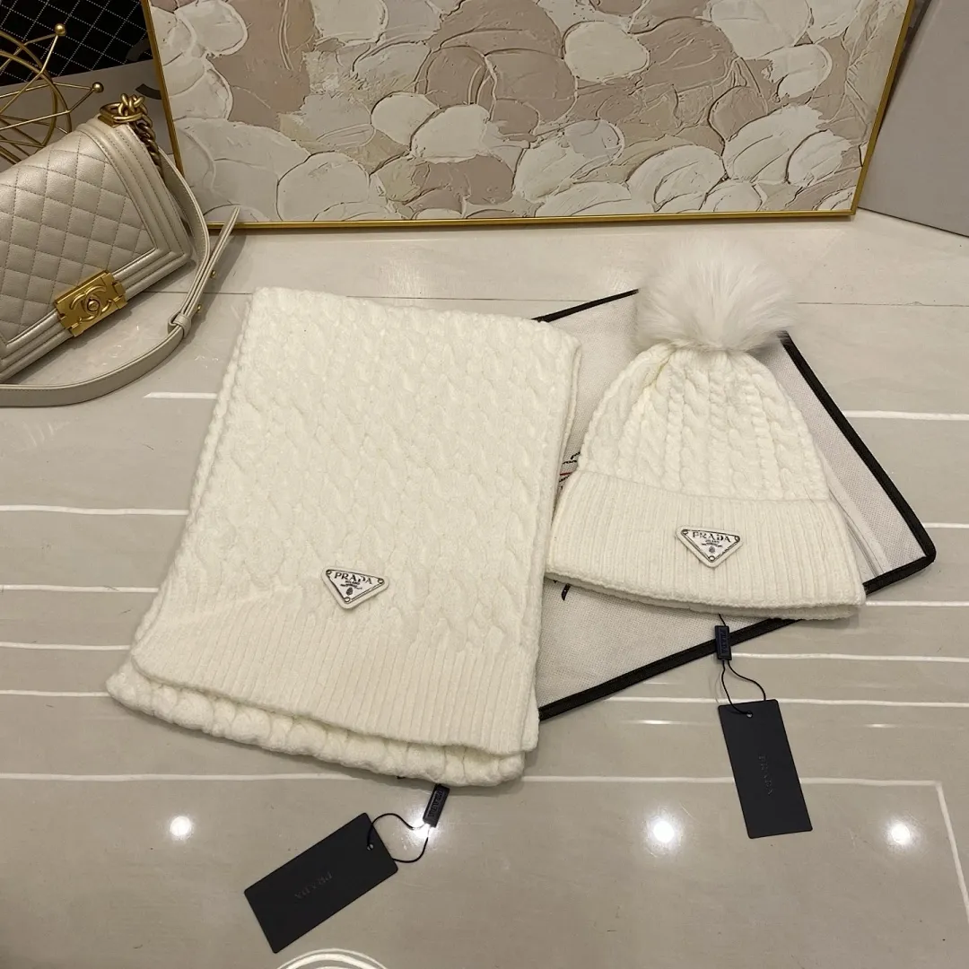 PRADA 两件套 羊绒针织帽搭配狐狸毛球+围巾🧣