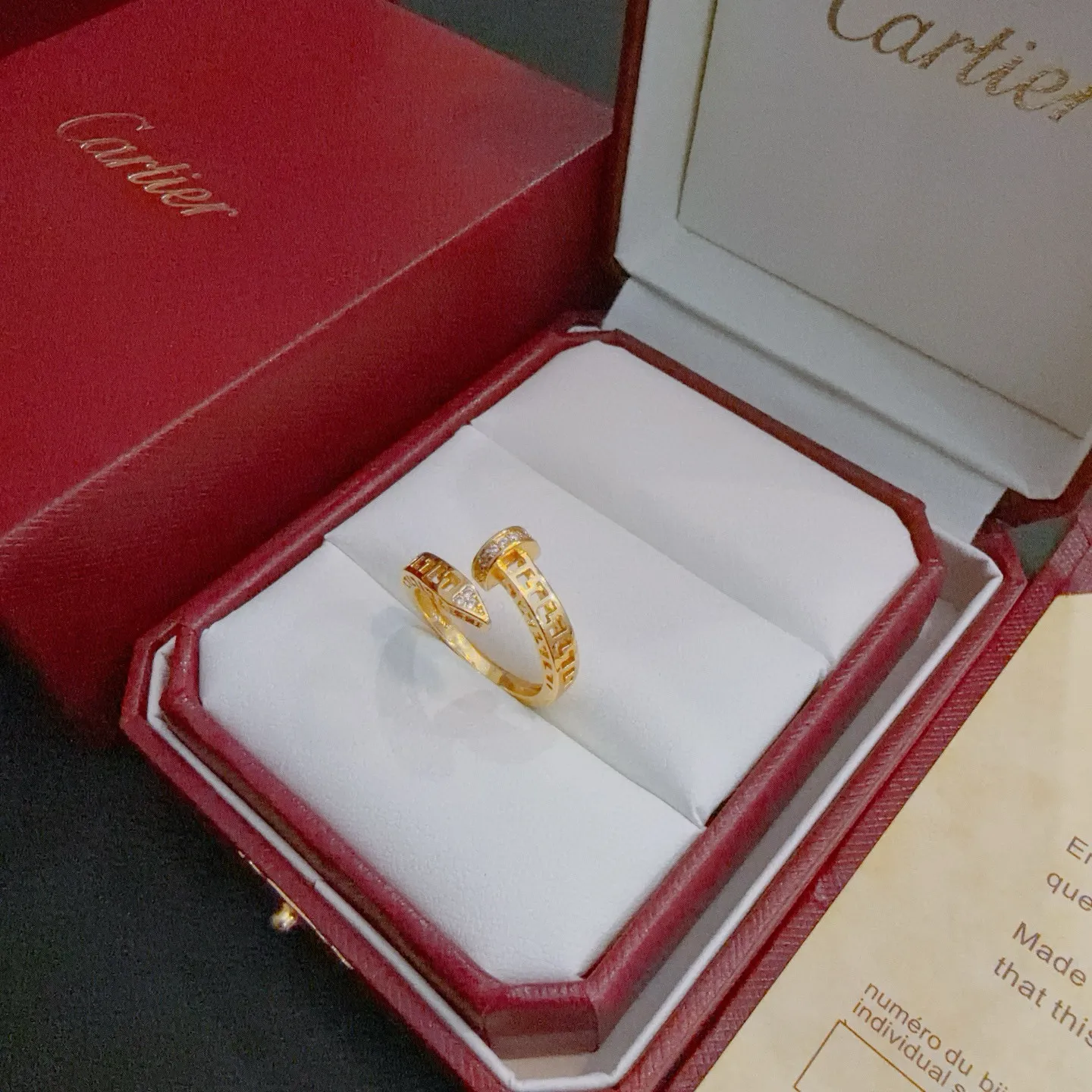 P70 卡地亚戒指V金材质系列 品相完美，细节无敌，那种独特的色泽完全无可挑剔，再缀以经典指环外形设计，简约之余却又优雅夺目，V金纯手工的组合更显气色，上手雅致动人。男女同款 卡地亚戒指