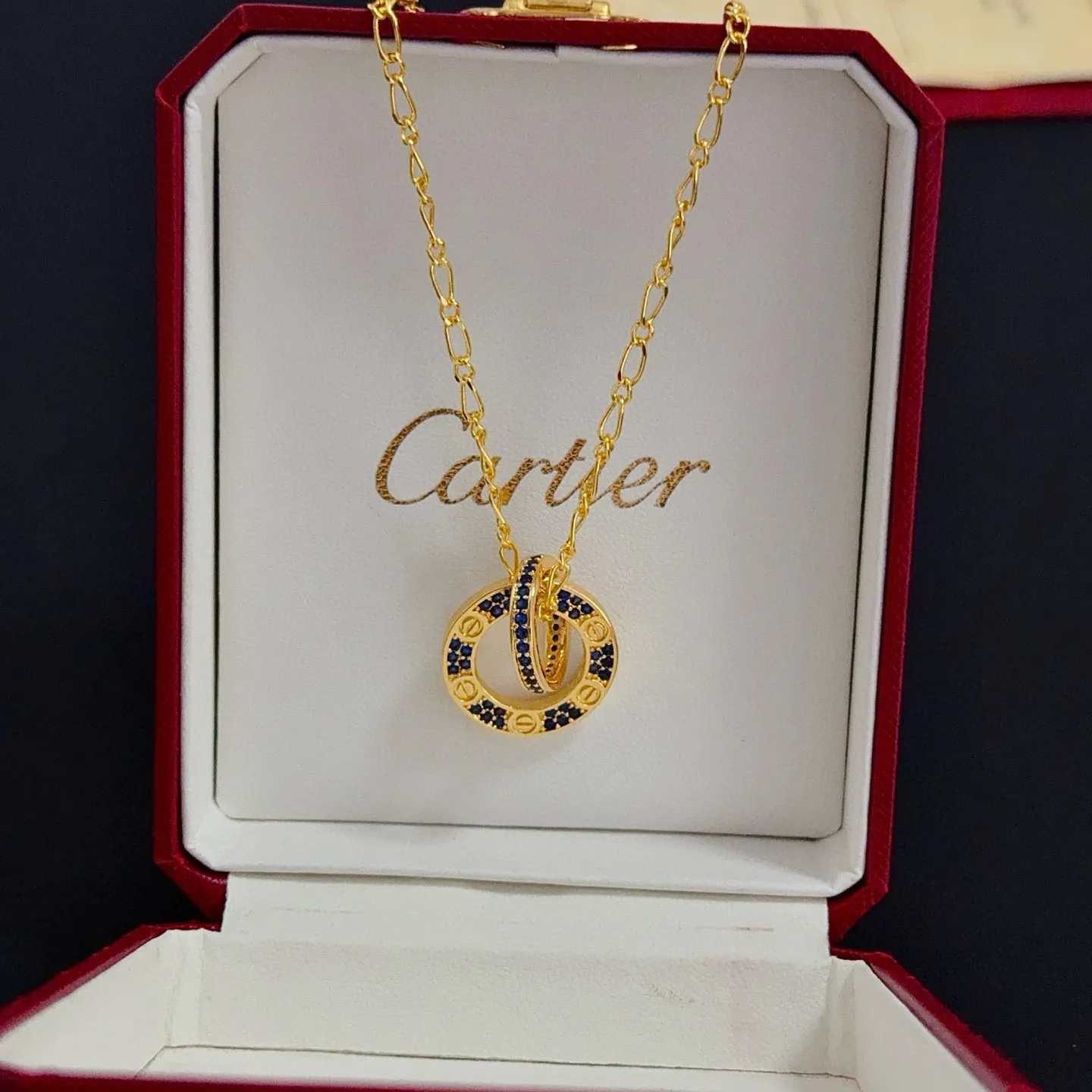 💰105 卡地亚镶钻项链 高端定制版本 镶嵌钻工艺 V金材质 经典而时尚风格 用凌厉线条重构爱情美学!打破常规,镶嵌钻设计反而成就高级感天花板——无需浮华堆砌,爱本应纯粹如初 卡地亚受众多明星网红的爱戴 豹子系列手镯 绝对是永恒经典 而且男女不限 年龄不限 !戴上它你就是焦点!