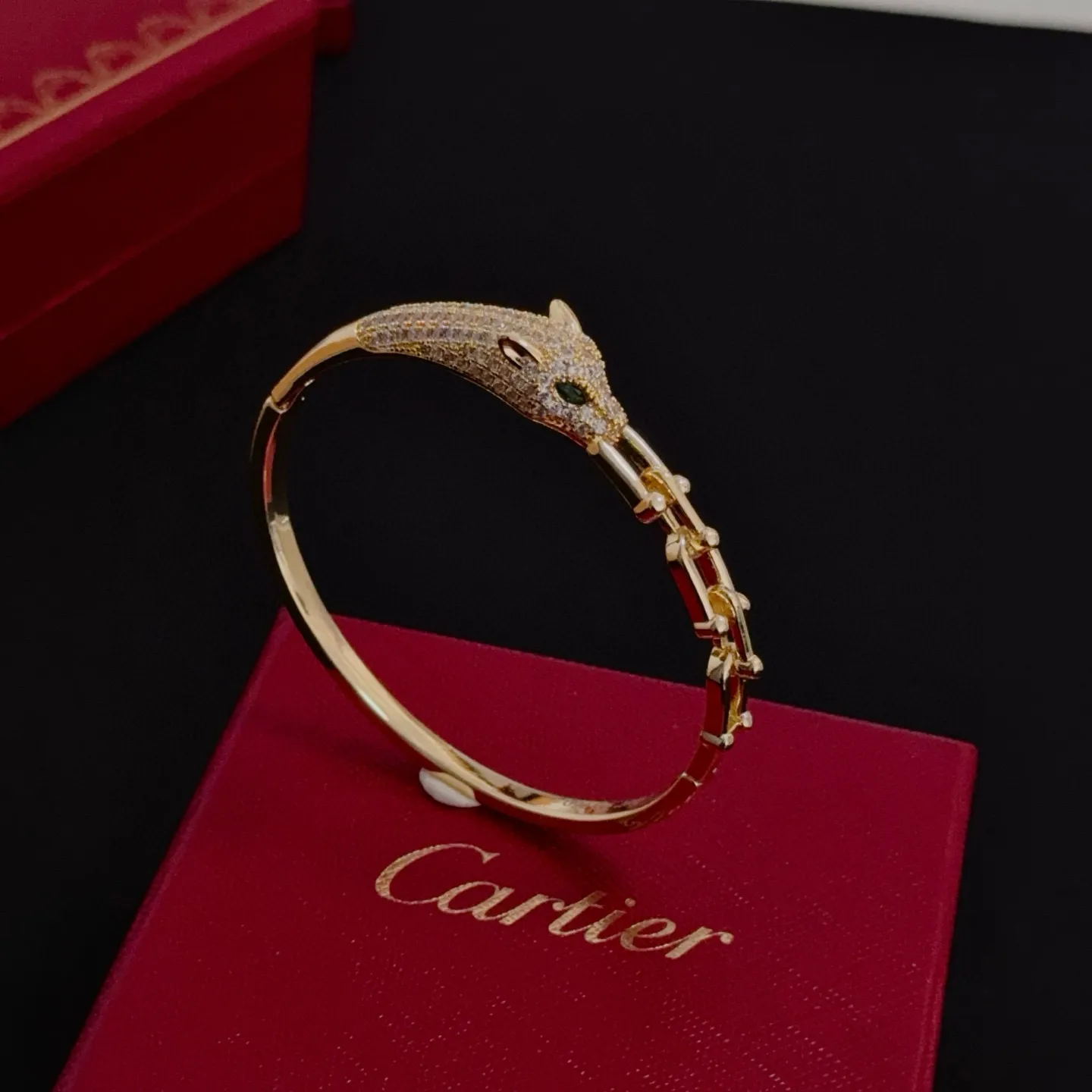 💰125 卡地亚镶钻手镯，高端定制版本 镶嵌钻工艺 V金材质 经典而时尚风格 用凌厉线条重构爱情美学！打破常规，镶嵌钻设计反而成就高级感天花板&mdash;&mdash;无需浮华堆砌，爱本应纯粹如初 卡地亚受众多明星网红的爱戴 豹子系列手镯 绝对是永恒经典 而且男女不限 年龄不限 ！戴上它你就是焦点！