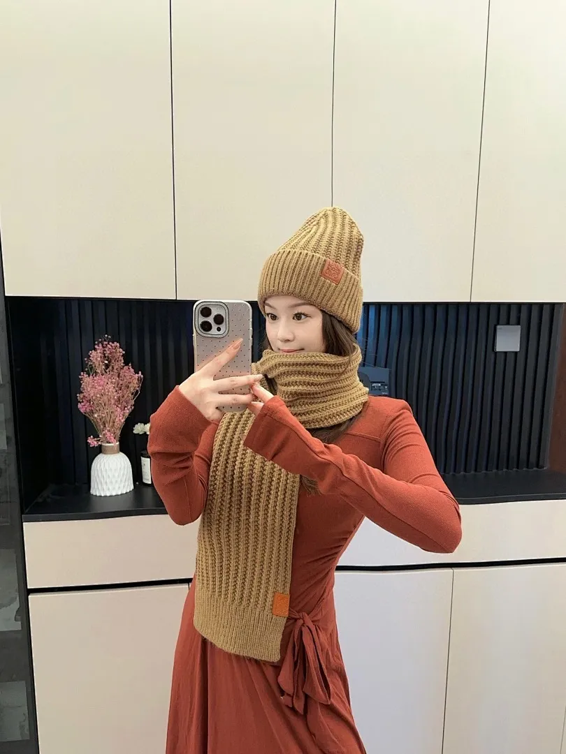 罗意威Loewe 小红书爆款,官网新品经典套装帽子!帽子➕围巾!手感一级棒!暖暖哒超级舒服~这个冬天你就差这么一套装帽子啦~又保暖又时尚!欢迎选择!!