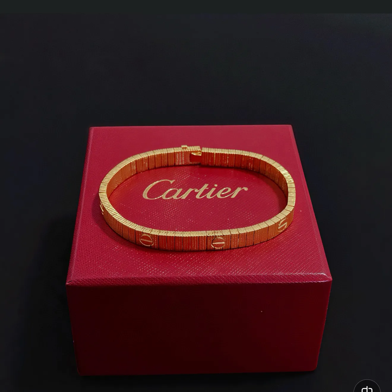 P155 卡地亚手链 高端定制版本 镶嵌钻工艺 V金材质 经典而时尚风格 用凌厉线条重构爱情美学!打破常规,镶嵌钻设计反而成就高级感天花板——无需浮华堆砌,爱本应纯粹如初 卡地亚受众多明星网红的爱戴 豹子系列手镯 绝对是永恒经典 而且男女不限 年龄不限 !戴上它你就是焦点!