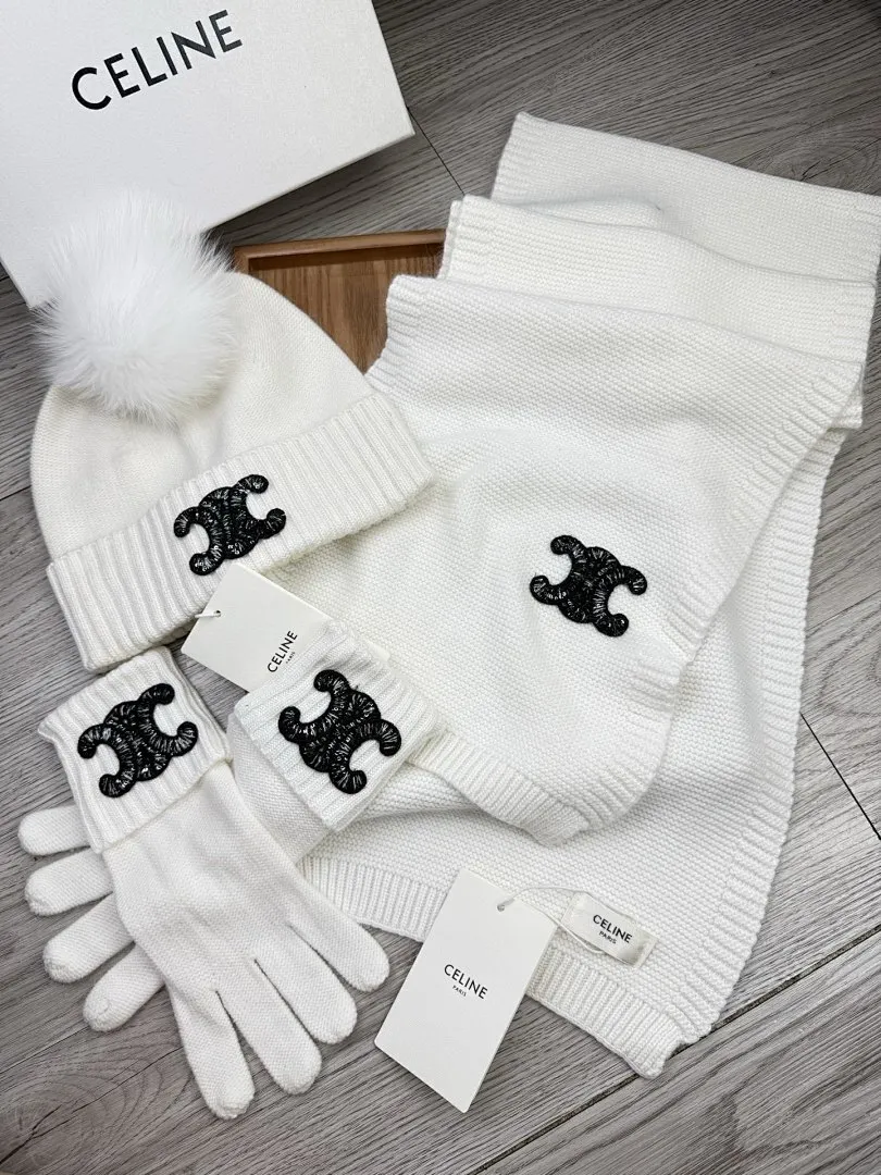 赛琳。【三件套羊毛套装：狐狸毛毛帽子➕围巾➕手套】经典套装帽子！暖暖哒超级舒服～70%羊毛➕30%兔毛。冬日小姐姐减龄神器哦～这个冬天你就差这么一套套装帽子啦～又保暖又时尚！男女通用款!可以做情侣款！