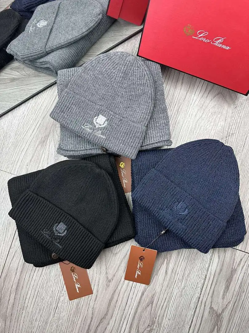 LP。 【羊毛套装帽子】经典套装帽子!帽子➕围巾!70%羊毛➕30%兔毛。暖暖哒超级舒服~冬日小姐姐减龄神器哦~这个冬天你就差这么一套套装帽子啦~又保暖又时尚!男女通用款!可以做情侣款!防伪标签吊卡齐