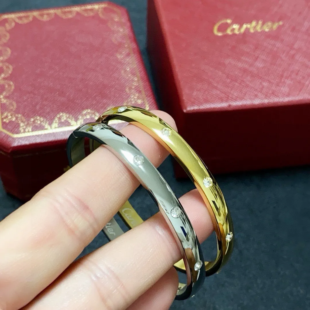 ¥55 👑Cartier 卡地亚官网最新发布 👉🏻10颗钻火爆镶钻手镯💥进口钻精工保色18k💯高端定制👈🏻🙈🙈🙈顶级工艺 专柜logo刻字清晰 360度无死角!😘全新的窄版设计 更显精致~如此美物 你必须拥有💋超级显白👍