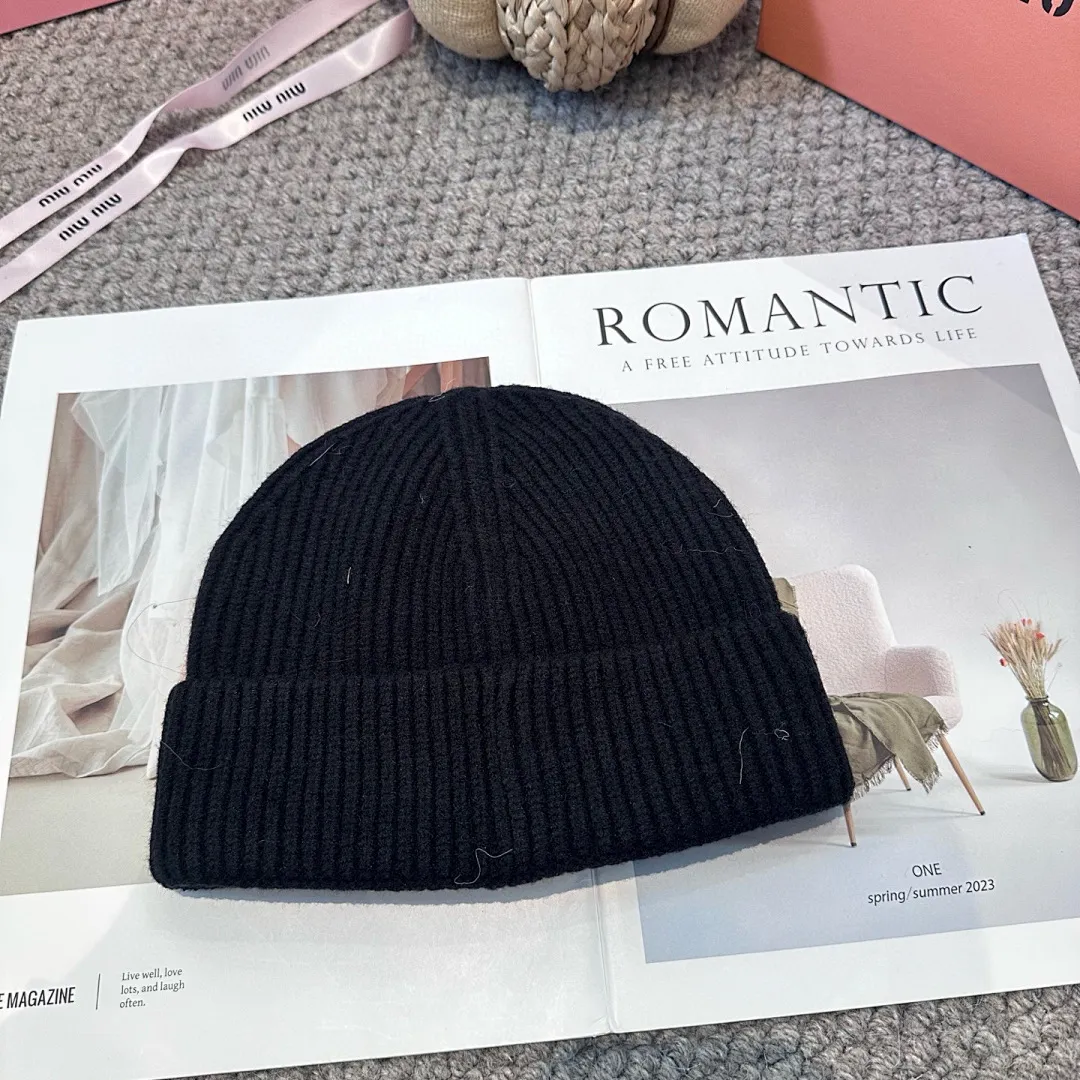 miumiu缪缪🐰秋冬刺绣毛线帽 这种高级简直质感从头开始了!巨推荐大家 这顶不管什么类型的衣服都好配 💖休闲和甜美都能牢牢拿捏!