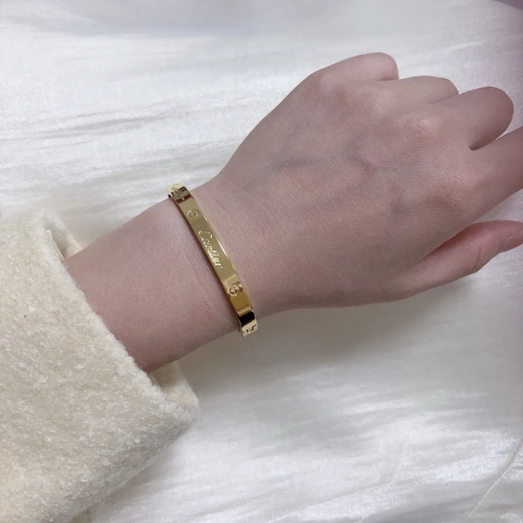 &yen;50 👑Cartier 卡地亚官网最新发布 👉🏻火爆窄版细款中号手镯💥进口精工保色18k💯高端定制👈🏻🙈🙈🙈顶级工艺 专柜logo刻字清晰 360度无死角！😘全新的窄版设计 更显精致～如此美物 你必须拥有💋超级显白👍