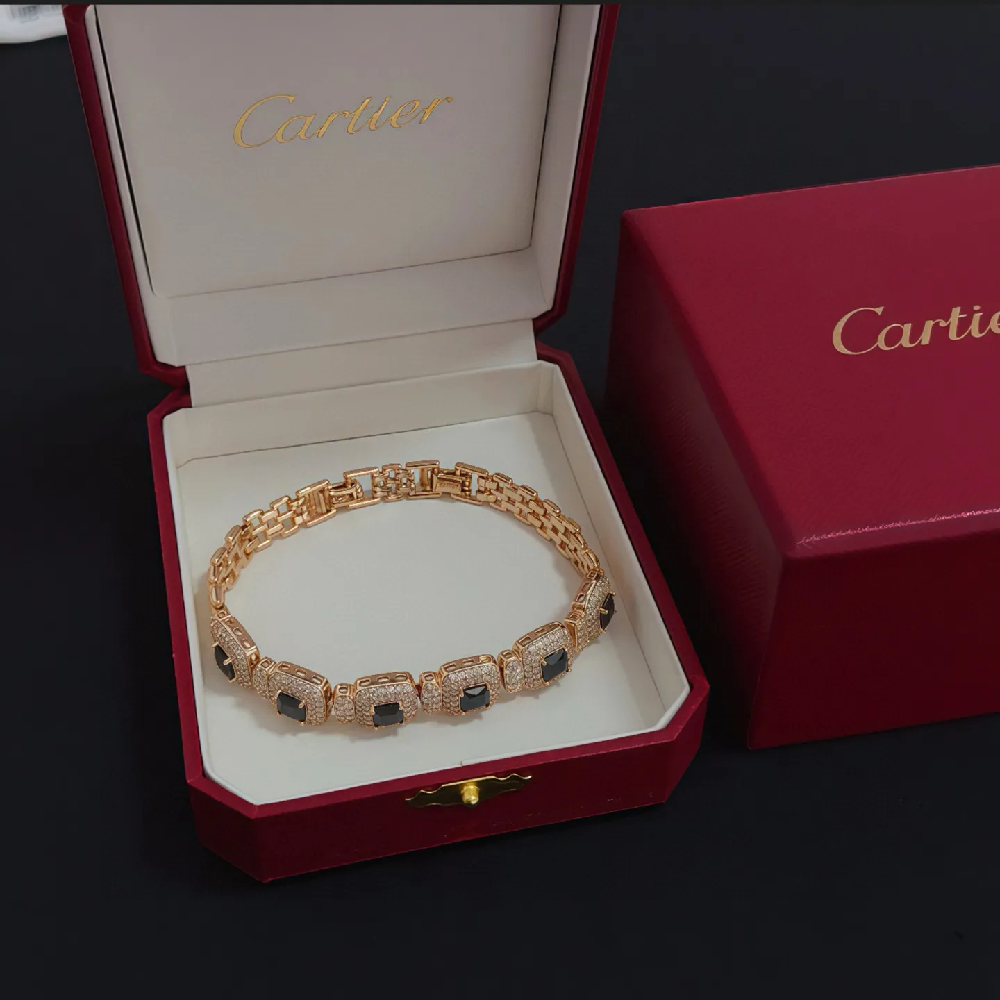 P135 卡地亚镶钻手链 高端定制版本 镶嵌钻工艺 V金材质 经典而时尚风格 用凌厉线条重构爱情美学!打破常规,镶嵌钻设计反而成就高级感天花板——无需浮华堆砌,爱本应纯粹如初 卡地亚受众多明星网红的爱戴 豹子系列手镯 绝对是永恒经典 而且男女不限 年龄不限 !戴上它你就是焦点!