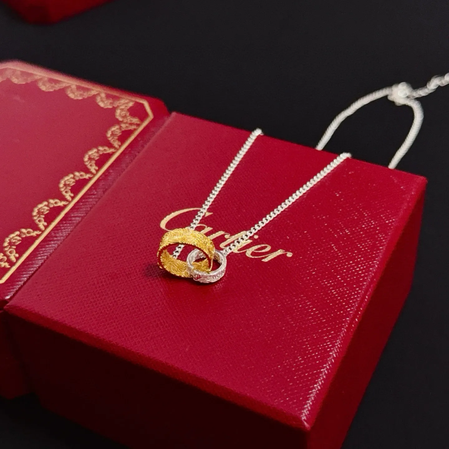 P85 卡地亚项链 高端定制版本 镶嵌钻工艺 V金材质 经典而时尚风格 用凌厉线条重构爱情美学！打破常规，镶嵌钻设计反而成就高级感天花板&mdash;&mdash;无需浮华堆砌，爱本应纯粹如初 卡地亚受众多明星网红的爱戴 豹子系列手镯 绝对是永恒经典 而且男女不限 年龄不限 ！戴上它你就是焦点！