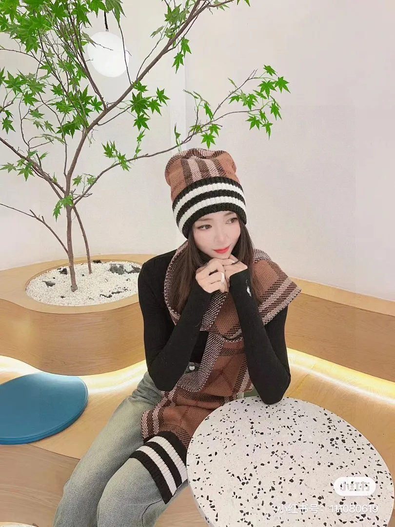巴宝莉 BURBERRY小红书爆款,官网新品经典套装帽子!帽子➕围巾!手感一级棒!暖暖哒超级舒服~这个冬天你就差这么一套装帽子啦~又保暖又时尚!欢迎选择!!