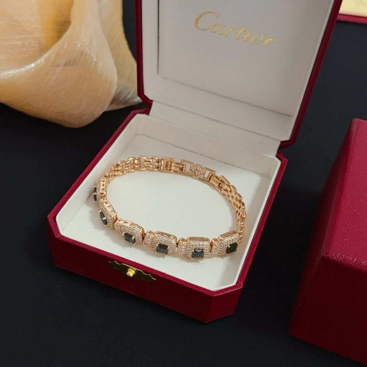 P135 卡地亚镶钻手链 高端定制版本 镶嵌钻工艺 V金材质 经典而时尚风格 用凌厉线条重构爱情美学！打破常规，镶嵌钻设计反而成就高级感天花板&mdash;&mdash;无需浮华堆砌，爱本应纯粹如初 卡地亚受众多明星网红的爱戴 豹子系列手镯 绝对是永恒经典 而且男女不限 年龄不限 ！戴上它你就是焦点！