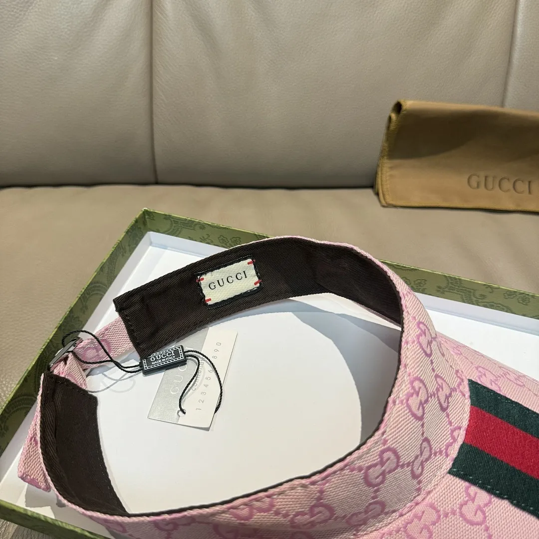 原单版本出货! Gucci(古奇)最新原单宽版织带空顶帽。专柜1:1开模订制,最高版本,原版帆布料,轻盈透气!实物拍摄,四季百搭男女适用,基础头围56,贴片可调节。