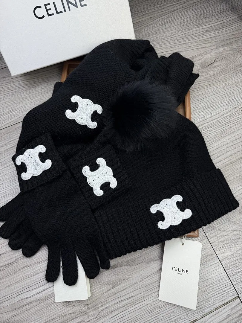 赛琳。【三件套羊毛套装:狐狸毛毛帽子➕围巾➕手套】经典套装帽子!暖暖哒超级舒服~70%羊毛➕30%兔毛。冬日小姐姐减龄神器哦~这个冬天你就差这么一套套装帽子啦~又保暖又时尚!男女通用款!可以做情侣款!