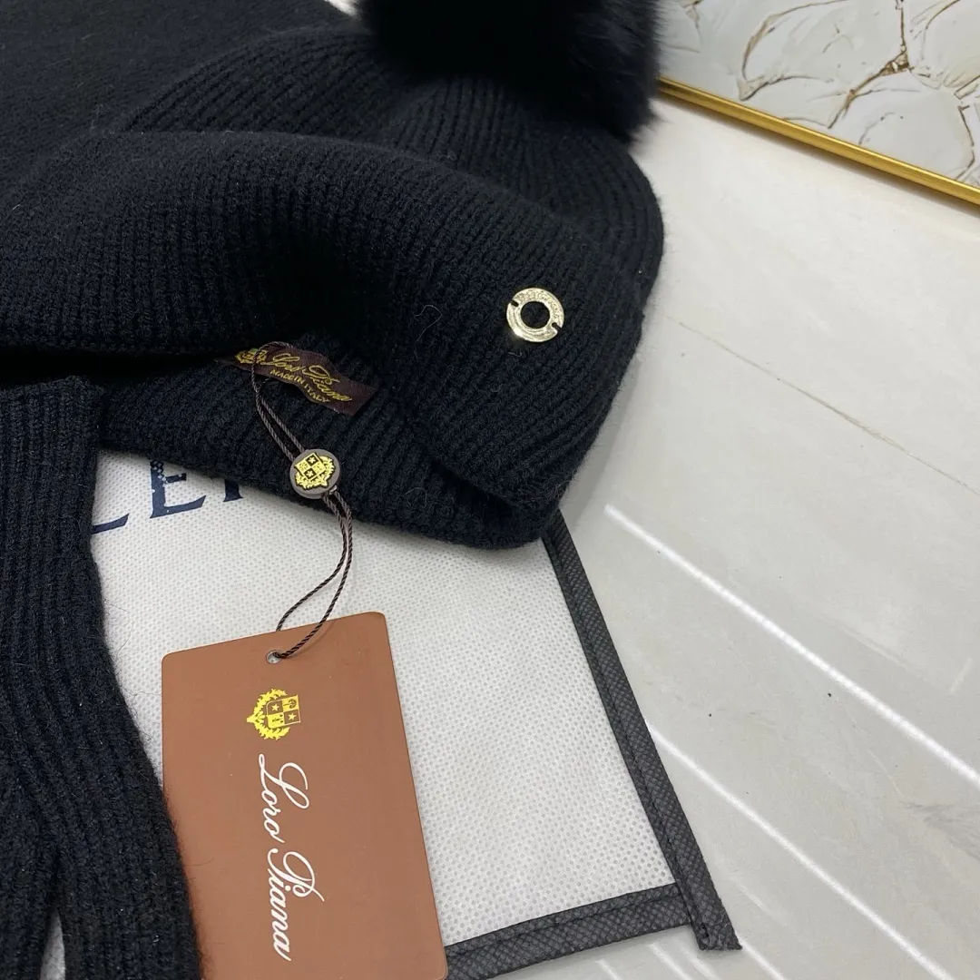 LP 三件套 羊绒针织帽(狐狸毛球)+围巾🧣+手套🧤 详情