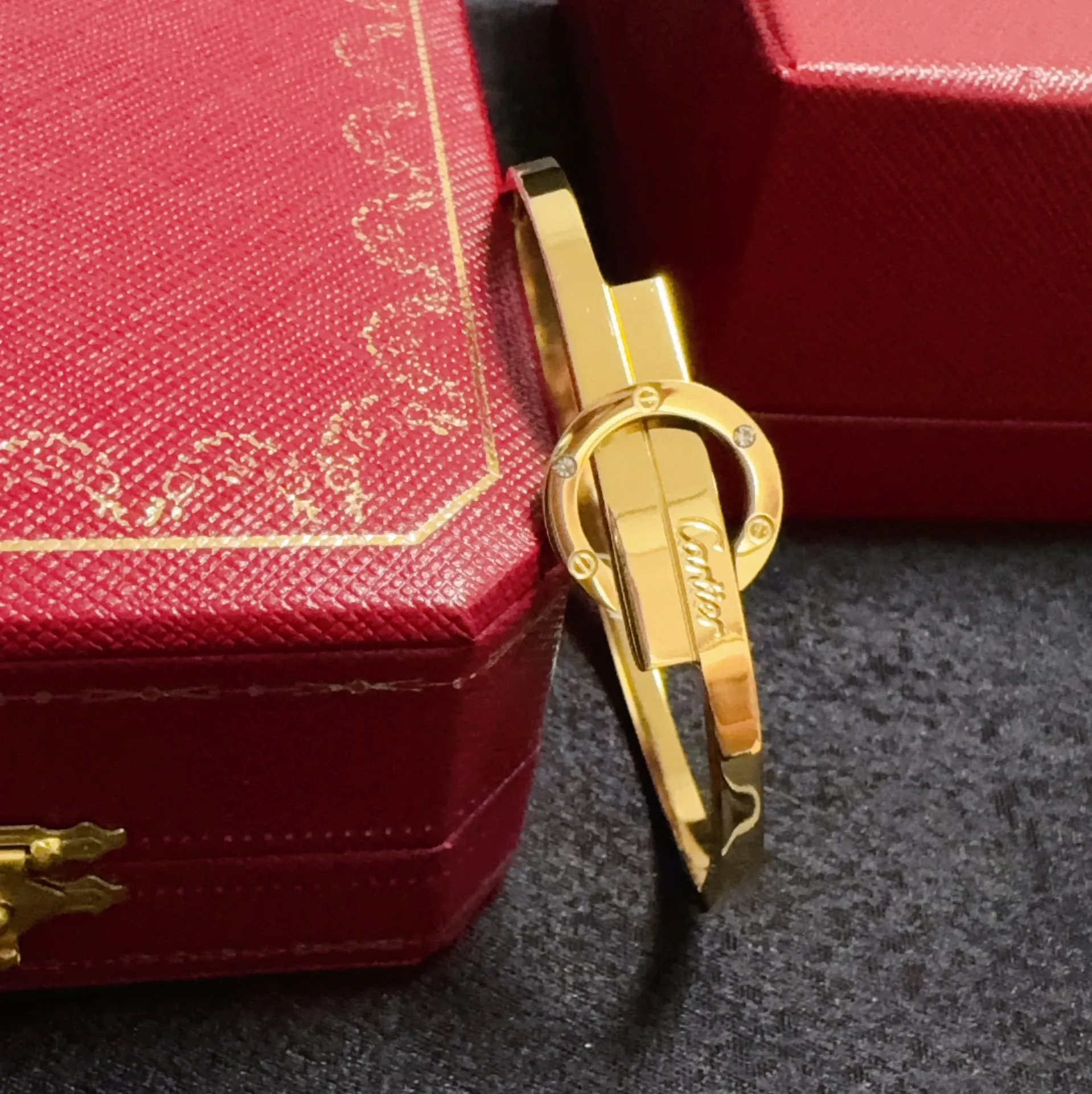 &yen;50 👑Cartier 卡地亚官网最新发布 👉🏻火爆窄版细款中号手镯💥进口精工保色18k💯高端定制👈🏻🙈🙈🙈顶级工艺 专柜logo刻字清晰 360度无死角！😘全新的窄版设计 更显精致～如此美物 你必须拥有💋超级显白👍