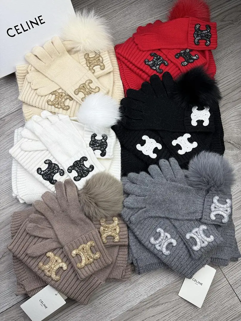 赛琳。【三件套羊毛套装：狐狸毛毛帽子➕围巾➕手套】经典套装帽子！暖暖哒超级舒服～70%羊毛➕30%兔毛。冬日小姐姐减龄神器哦～这个冬天你就差这么一套套装帽子啦～又保暖又时尚！男女通用款!可以做情侣款！