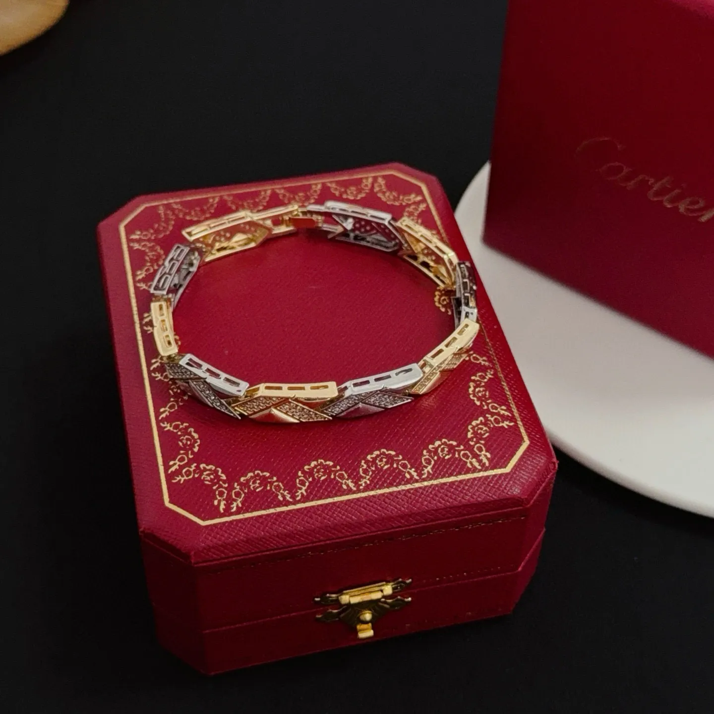 💰125 卡地亚镶钻手链 高端定制版本 镶嵌钻工艺 V金材质 经典而时尚风格 用凌厉线条重构爱情美学!打破常规,镶嵌钻设计反而成就高级感天花板——无需浮华堆砌,爱本应纯粹如初 卡地亚受众多明星网红的爱戴 豹子系列手镯 绝对是永恒经典 而且男女不限 年龄不限 !戴上它你就是焦点!