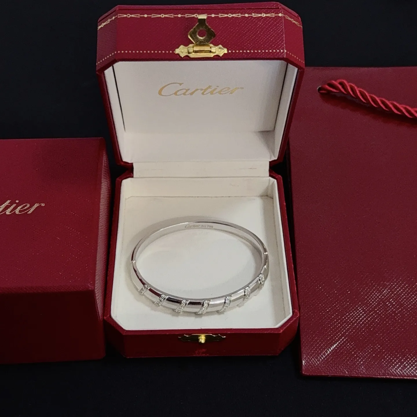 P125 卡地亚手镯 高端定制版本 镶嵌钻工艺 V金材质 经典而时尚风格 用凌厉线条重构爱情美学！打破常规，镶嵌钻设计反而成就高级感天花板&mdash;&mdash;无需浮华堆砌，爱本应纯粹如初 卡地亚受众多明星网红的爱戴 豹子系列手镯 绝对是永恒经典 而且男女不限 年龄不限 ！戴上它你就是焦点！