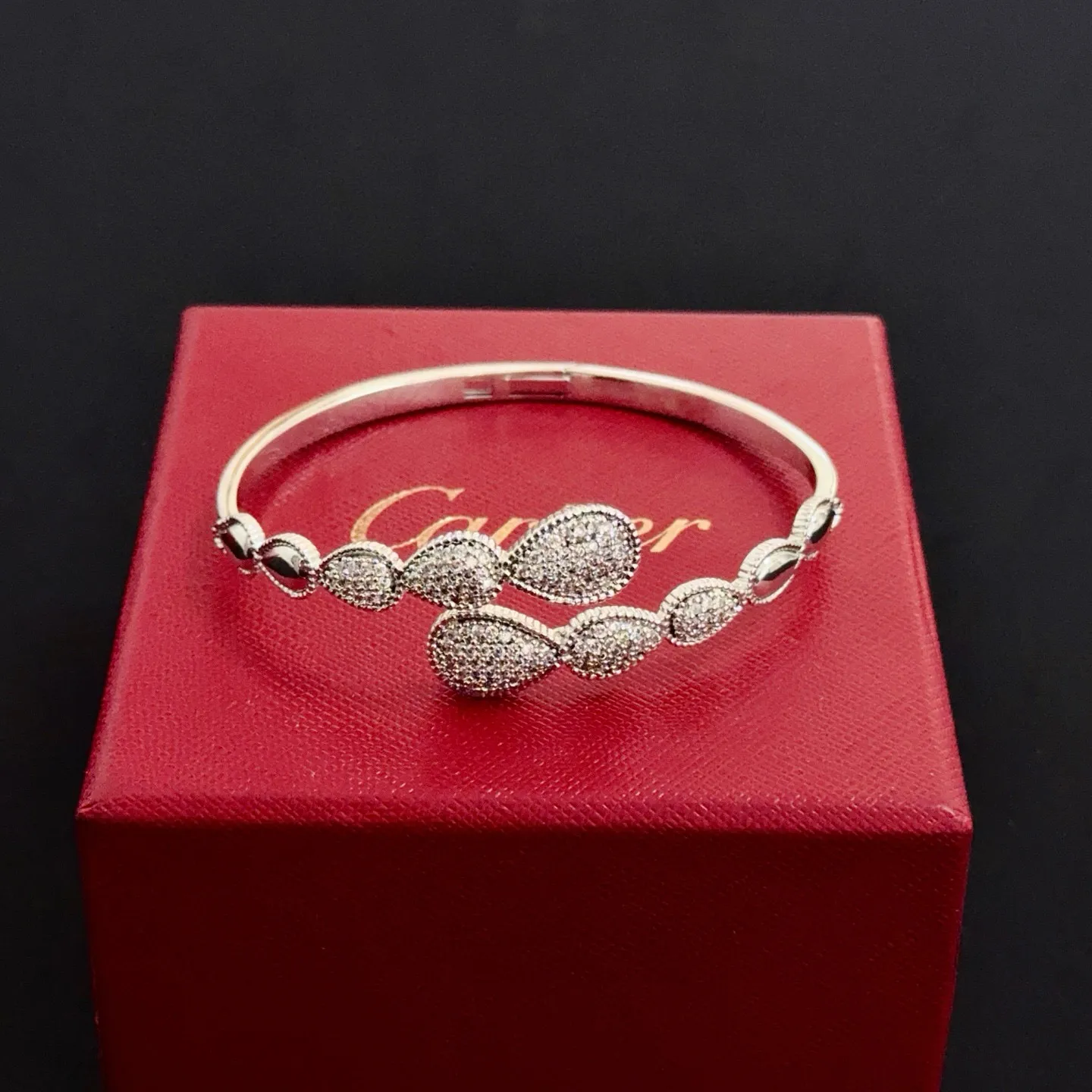 P115 卡地亚镶钻手镯 高端定制版本 镶嵌钻工艺 V金材质 经典而时尚风格 用凌厉线条重构爱情美学！打破常规，镶嵌钻设计反而成就高级感天花板&mdash;&mdash;无需浮华堆砌，爱本应纯粹如初 卡地亚受众多明星网红的爱戴 豹子系列手镯 绝对是永恒经典 而且男女不限 年龄不限 ！戴上它你就是焦点！