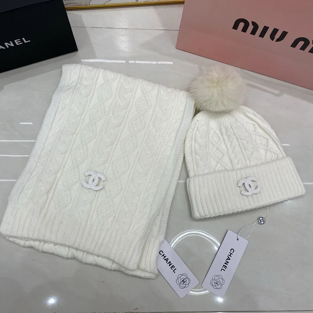 Chanel 羊绒套装:围巾🧣/羊绒针织帽+狐狸毛球