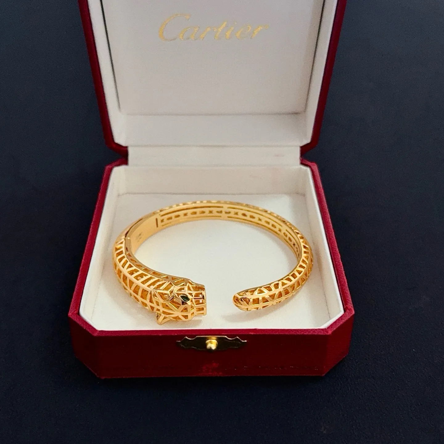 💰125 卡地亚镶钻手镯 高端定制版本 镶嵌钻工艺 V金材质 经典而时尚风格 用凌厉线条重构爱情美学！打破常规，镶嵌钻设计反而成就高级感天花板&mdash;&mdash;无需浮华堆砌，爱本应纯粹如初 卡地亚受众多明星网红的爱戴 豹子系列手镯 绝对是永恒经典 而且男女不限 年龄不限 ！戴上它你就是焦点！