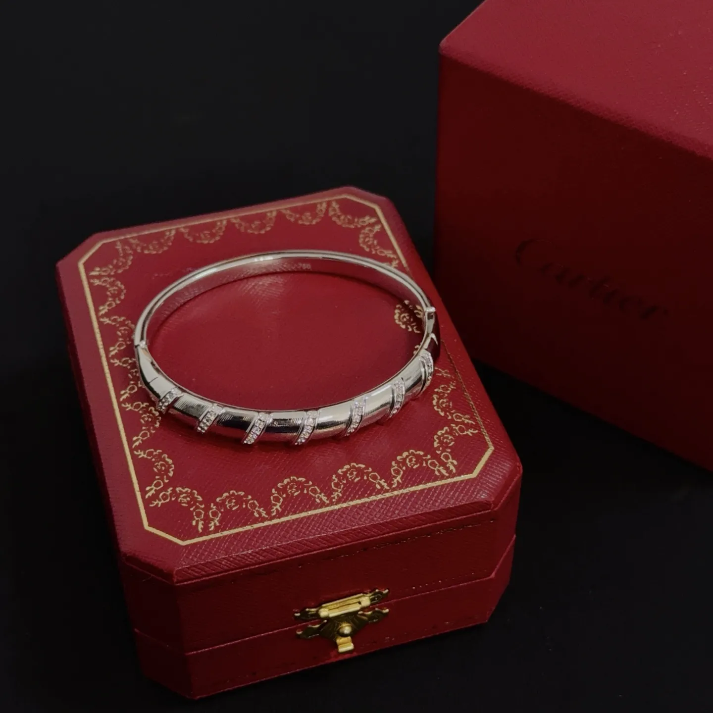 P125 卡地亚手镯 高端定制版本 镶嵌钻工艺 V金材质 经典而时尚风格 用凌厉线条重构爱情美学!打破常规,镶嵌钻设计反而成就高级感天花板——无需浮华堆砌,爱本应纯粹如初 卡地亚受众多明星网红的爱戴 豹子系列手镯 绝对是永恒经典 而且男女不限 年龄不限 !戴上它你就是焦点!