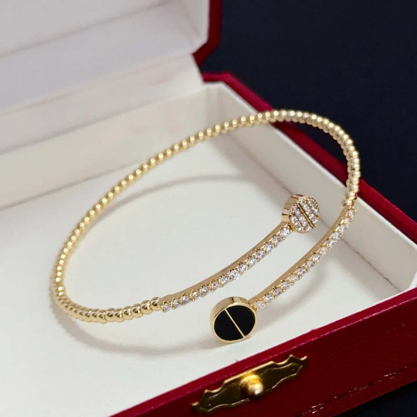 P115 卡地亚手镯 高端定制版本 镶嵌钻工艺 V金材质 经典而时尚风格 用凌厉线条重构爱情美学!打破常规,镶嵌钻设计反而成就高级感天花板——无需浮华堆砌,爱本应纯粹如初 卡地亚受众多明星网红的爱戴 豹子系列手镯 绝对是永恒经典 而且男女不限 年龄不限 !戴上它你就是焦点!