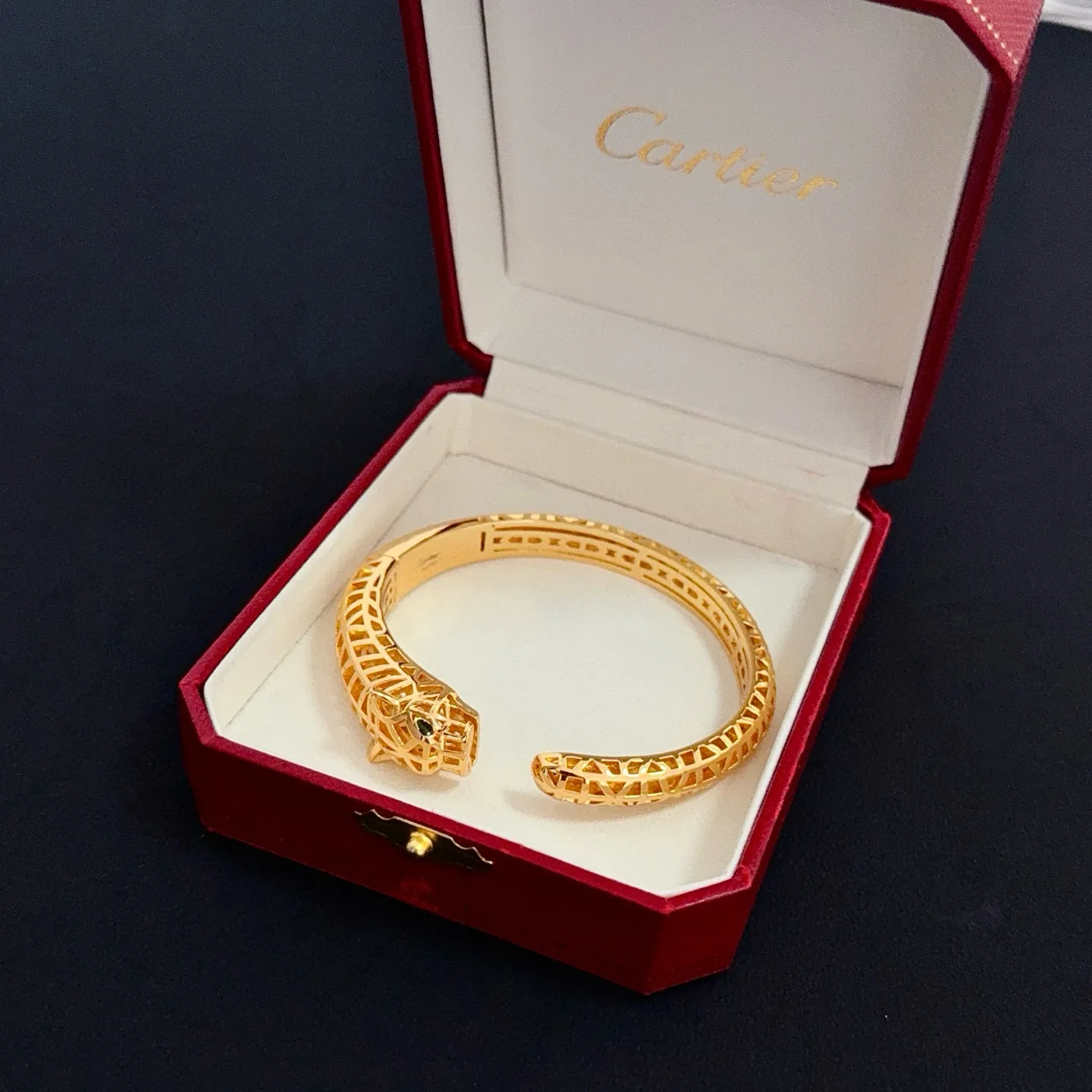 💰125 卡地亚镶钻手镯 高端定制版本 镶嵌钻工艺 V金材质 经典而时尚风格 用凌厉线条重构爱情美学!打破常规,镶嵌钻设计反而成就高级感天花板——无需浮华堆砌,爱本应纯粹如初 卡地亚受众多明星网红的爱戴 豹子系列手镯 绝对是永恒经典 而且男女不限 年龄不限 !戴上它你就是焦点!