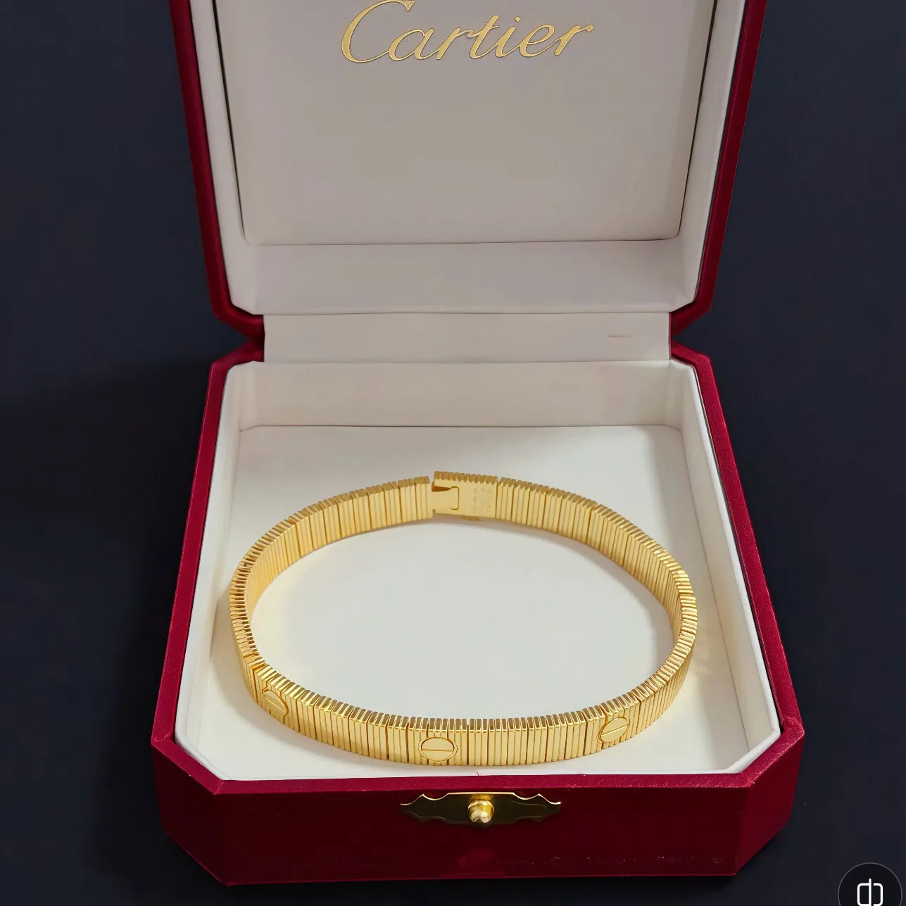 P155 卡地亚手链 高端定制版本 镶嵌钻工艺 V金材质 经典而时尚风格 用凌厉线条重构爱情美学！打破常规，镶嵌钻设计反而成就高级感天花板&mdash;&mdash;无需浮华堆砌，爱本应纯粹如初 卡地亚受众多明星网红的爱戴 豹子系列手镯 绝对是永恒经典 而且男女不限 年龄不限 ！戴上它你就是焦点！