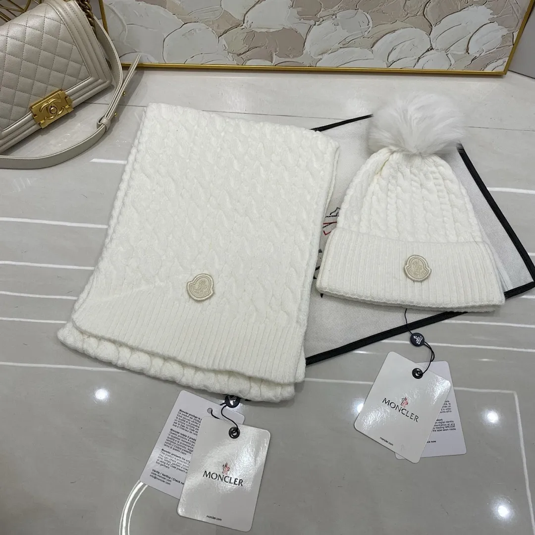 Moncler 两件套 羊绒针织帽搭配狐狸毛球+围巾🧣