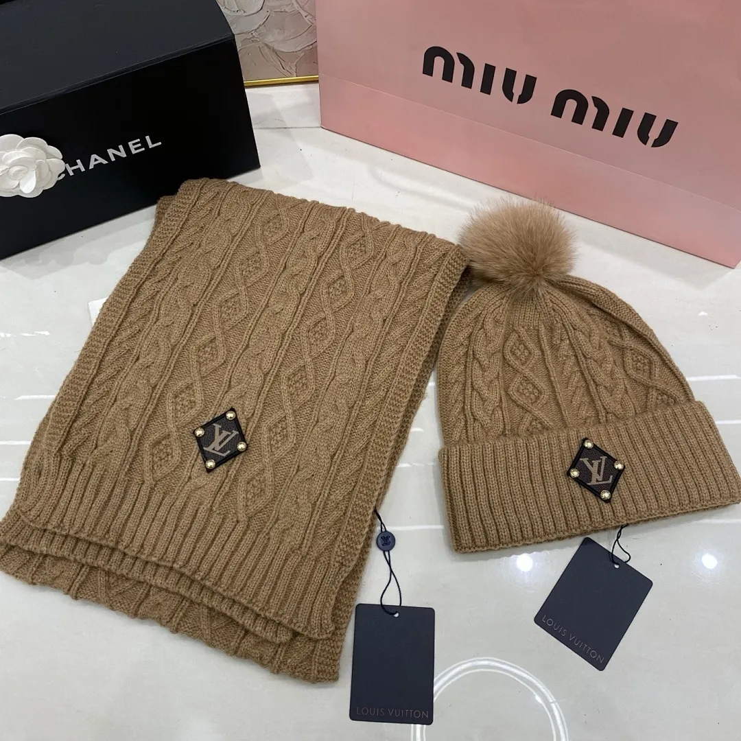 Lv羊绒套装：围巾🧣/羊绒针织帽+狐狸毛球