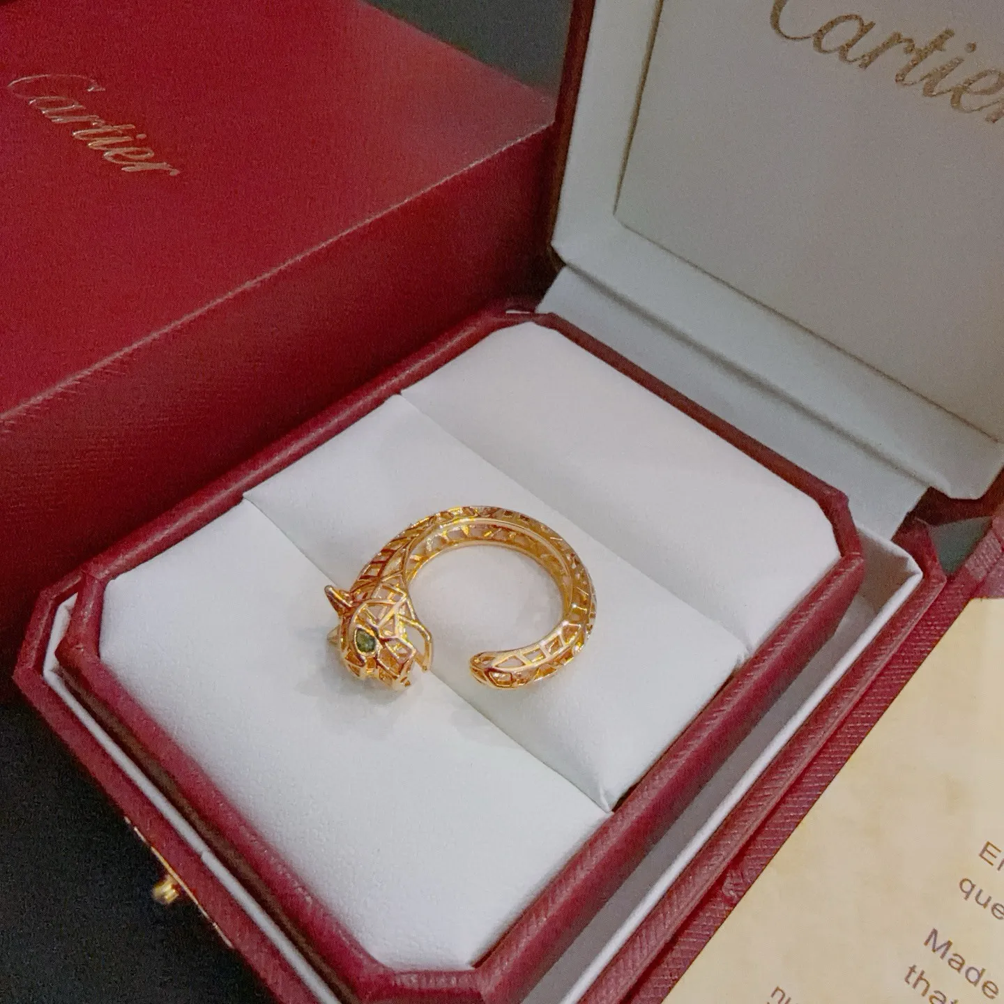 P70 卡地亚戒指V金材质系列 品相完美，细节无敌，那种独特的色泽完全无可挑剔，再缀以经典指环外形设计，简约之余却又优雅夺目，V金纯手工的组合更显气色，上手雅致动人。男女同款 卡地亚戒指