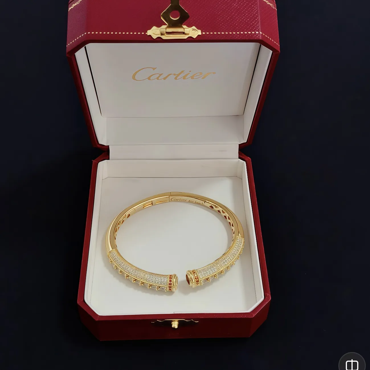 P125 卡地亚手镯 高端定制版本 镶嵌钻工艺 V金材质 经典而时尚风格 用凌厉线条重构爱情美学!打破常规,镶嵌钻设计反而成就高级感天花板——无需浮华堆砌,爱本应纯粹如初 卡地亚受众多明星网红的爱戴 豹子系列手镯 绝对是永恒经典 而且男女不限 年龄不限 !戴上它你就是焦点!