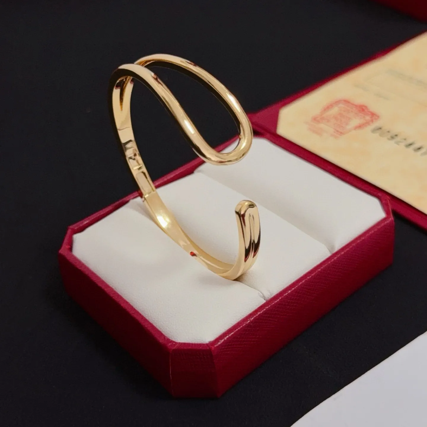 P105 卡地亚手镯 高端定制版本 镶嵌钻工艺 V金材质 经典而时尚风格 用凌厉线条重构爱情美学!打破常规,镶嵌钻设计反而成就高级感天花板——无需浮华堆砌,爱本应纯粹如初 卡地亚受众多明星网红的爱戴 豹子系列手镯 绝对是永恒经典 而且男女不限 年龄不限 !戴上它你就是焦点!