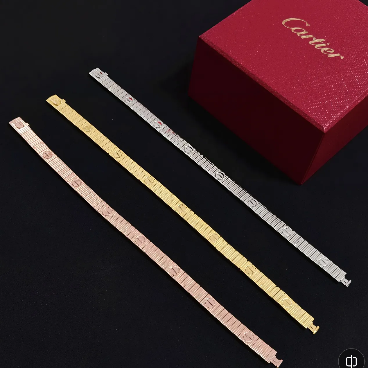 💰145 卡地亚手链 高端定制版本 镶嵌钻工艺 V金材质 经典而时尚风格 用凌厉线条重构爱情美学！打破常规，镶嵌钻设计反而成就高级感天花板&mdash;&mdash;无需浮华堆砌，爱本应纯粹如初 卡地亚受众多明星网红的爱戴 豹子系列手镯 绝对是永恒经典 而且男女不限 年龄不限 ！戴上它你就是焦点！