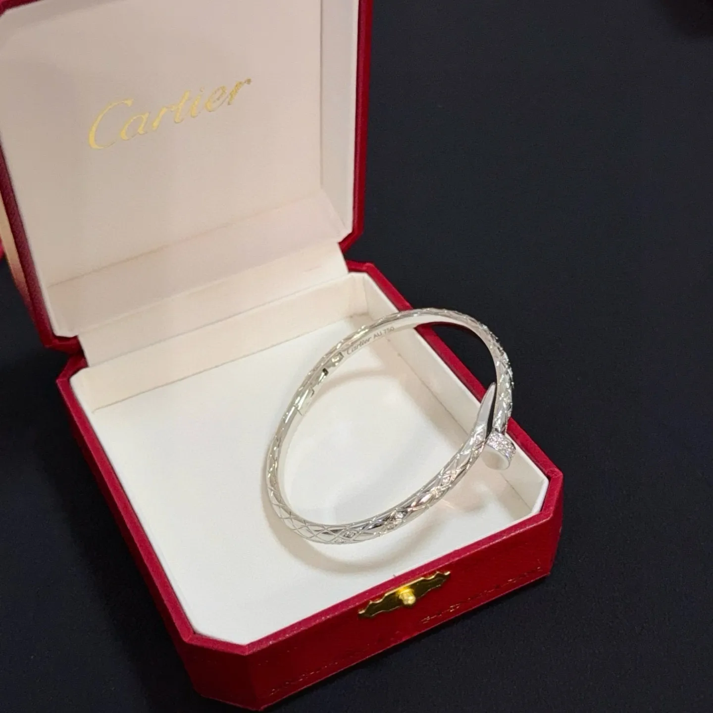 P115 卡地亚镶钻钉子手镯 高端定制版本 镶嵌钻工艺 V金材质 经典而时尚风格 用凌厉线条重构爱情美学！打破常规，镶嵌钻设计反而成就高级感天花板&mdash;&mdash;无需浮华堆砌，爱本应纯粹如初 卡地亚受众多明星网红的爱戴 豹子系列手镯 绝对是永恒经典 而且男女不限 年龄不限 ！戴上它你就是焦点！