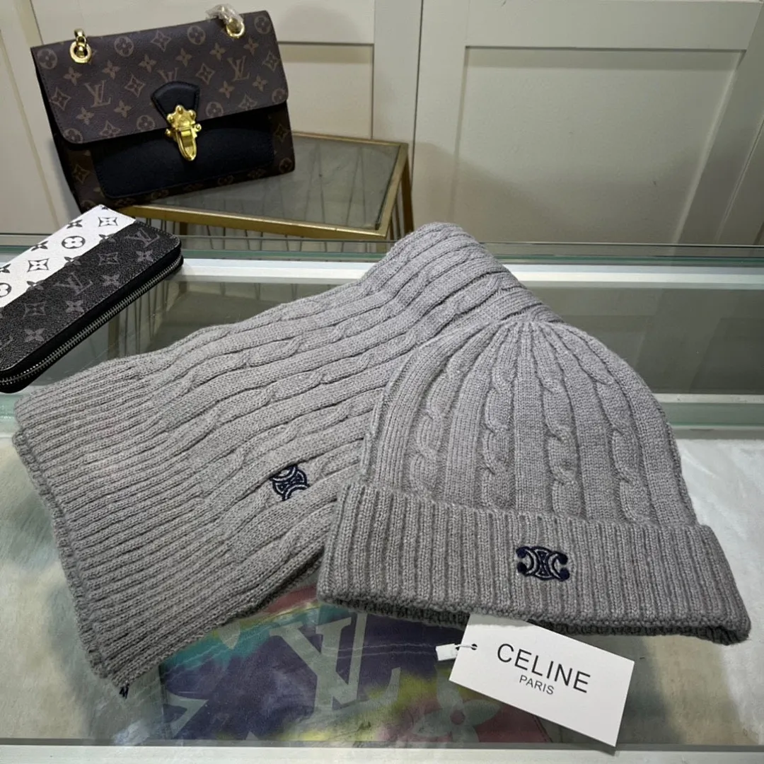 赛琳CELINE 小红书爆款,官网新品经典套装帽子!帽子➕围巾!手感一级棒!暖暖哒超级舒服~这个冬天你就差这么一套装帽子啦~又保暖又时尚!欢迎选择!!