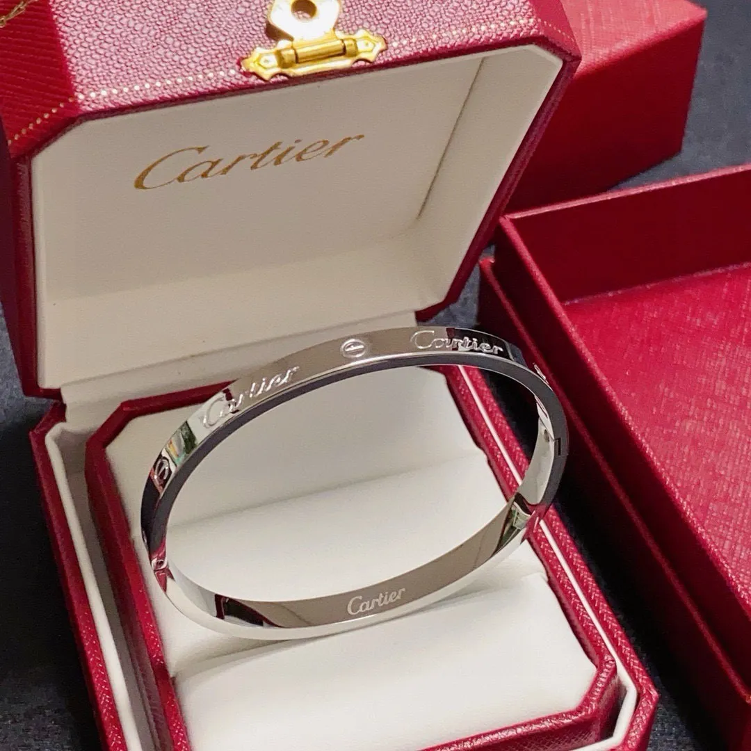 ¥50 👑Cartier 卡地亚官网最新发布 👉🏻火爆窄版细款中号手镯💥进口精工保色18k💯高端定制👈🏻🙈🙈🙈顶级工艺 专柜logo刻字清晰 360度无死角!😘全新的窄版设计 更显精致~如此美物 你必须拥有💋超级显白👍