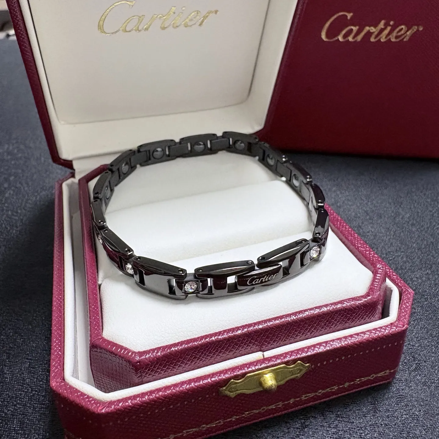 ¥80 卡地亚窄版Cartier卡家经典大颗白钻金色、银色、黑色链条⛓大码男士21Cm细版本手链💥坦克链中性款💙男女可佩戴!厚实高品质👍zp复刻 14K精钢材质保色不掉色👌精致细腻🔥人手必备一条哦❤️一年四季百搭款😌洗澡游泳均可佩戴不掉色😇