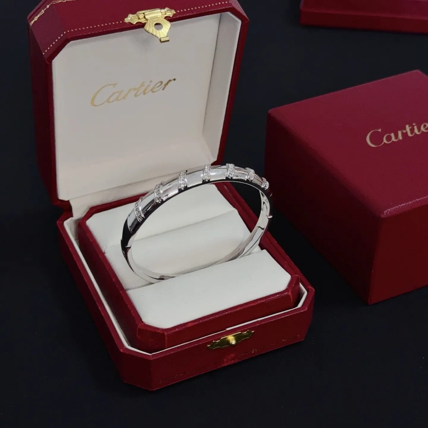 P125 卡地亚手镯 高端定制版本 镶嵌钻工艺 V金材质 经典而时尚风格 用凌厉线条重构爱情美学!打破常规,镶嵌钻设计反而成就高级感天花板——无需浮华堆砌,爱本应纯粹如初 卡地亚受众多明星网红的爱戴 豹子系列手镯 绝对是永恒经典 而且男女不限 年龄不限 !戴上它你就是焦点!