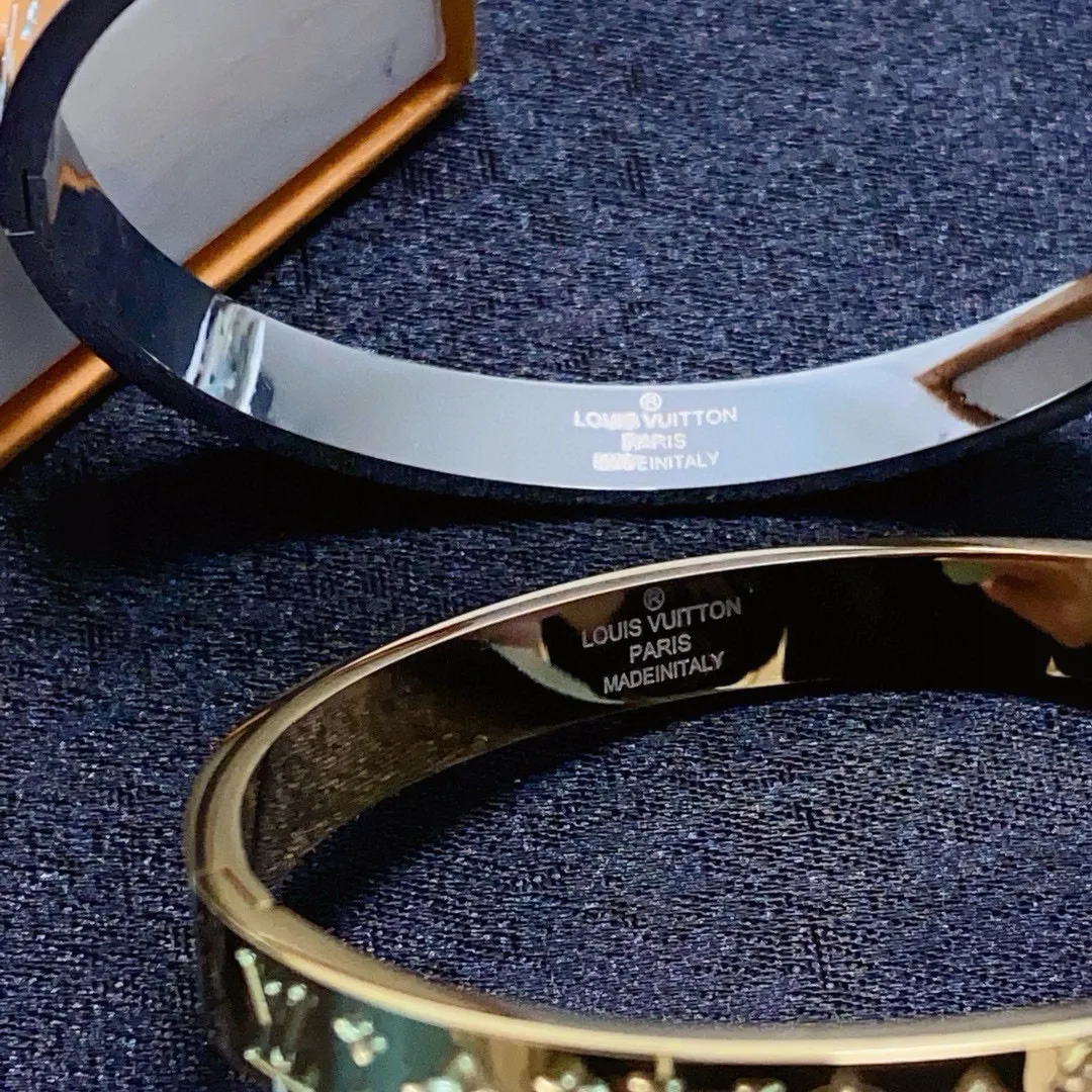 ¥50 👑Cartier 卡地亚官网最新发布 👉🏻火爆窄版细款柳丁手镯💥进口精工保色18k💯高端定制👈🏻🙈🙈🙈顶级工艺 专柜logo刻字清晰 360度无死角!😘全新的窄版设计 更显精致~如此美物 你必须拥有💋超级显白👍